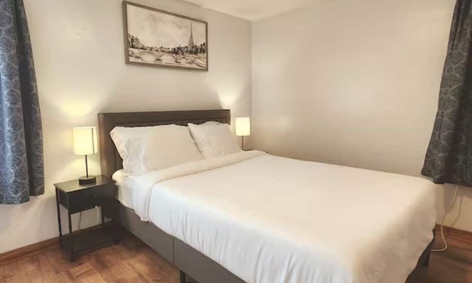 Niagara Falls Apartamento | 3 Bedroom Getaway Home At Niagara Falls! Pet Friendly!!