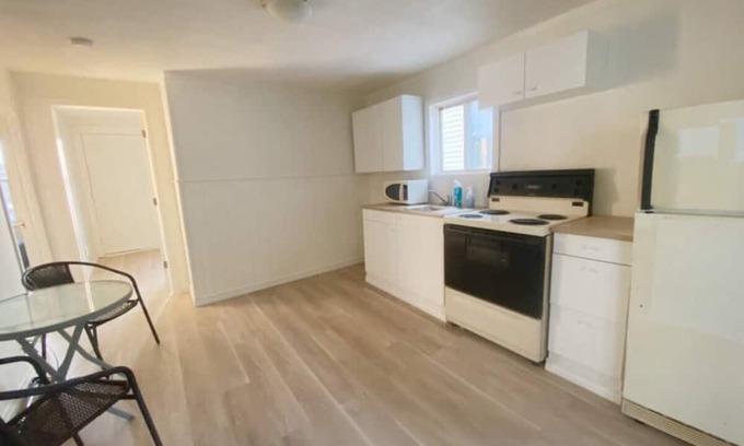 Cornwall Casa | Private Queen Bedroom on the Upper Decks—8 minutes walk to the Waterfront!