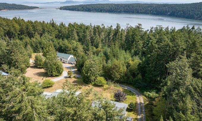 Lopez Island Casa | Woodhaven Cottage an escape for a couples getaway or family memories.