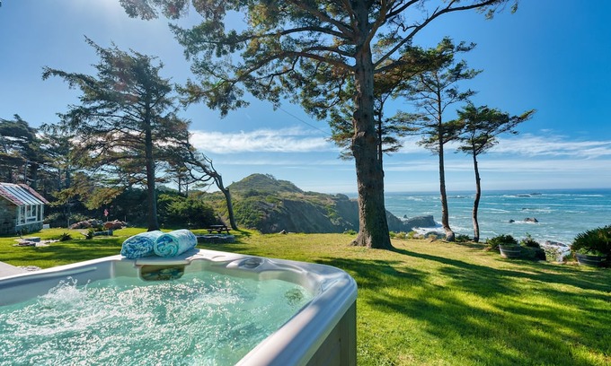 Gold Beach Casa | Pirate Cove Retreat - Epic Ocean Views, Beach Path