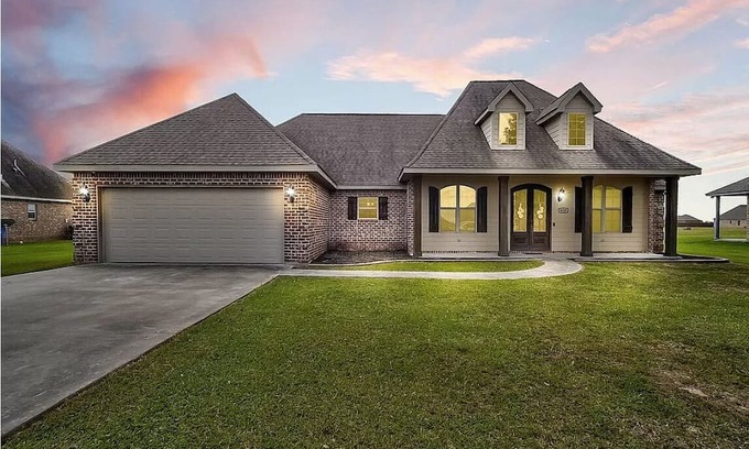 Iowa Casa | House in quiet Iowa near Lake Charles + EV charger