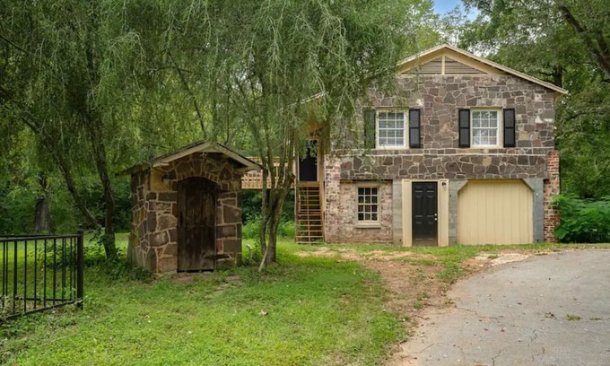 McCalla Cabina | Stone Cottage Convenient to UA, Hoover Met, Golf