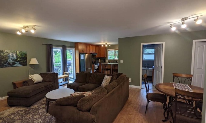 Tofino Casa | Salal Forest - Cottage 10 minutes walking distance from the beach. Dog friendly