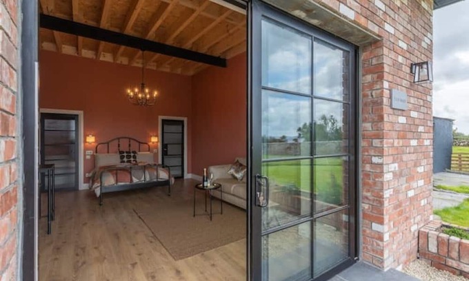 Menlo Cabaña | 19th century restored stable on Lough Corrib