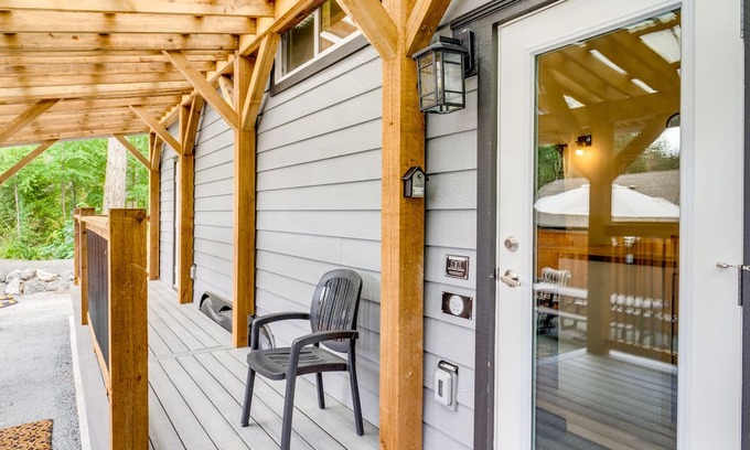 Port Alberni Casa | The Hummingbird House: One bedroom house that sleeps up to 4.