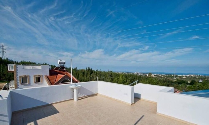 Kyrenia Villa | House with Shared Pool and Terrace 9 min to Beach