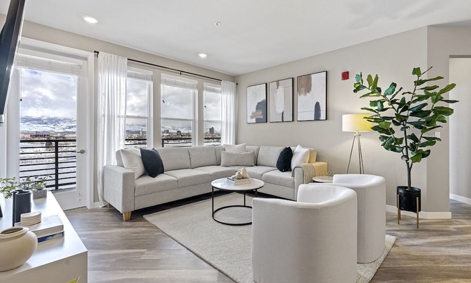 Sparks Apartamento | Designer Apt. with Jacuzzi. Walk To Casino & iMax