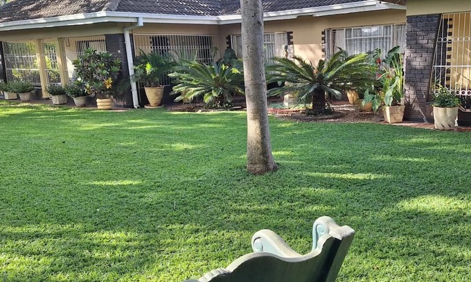 Harare Apartamento | Guesthouse with green garden and pool - 2102