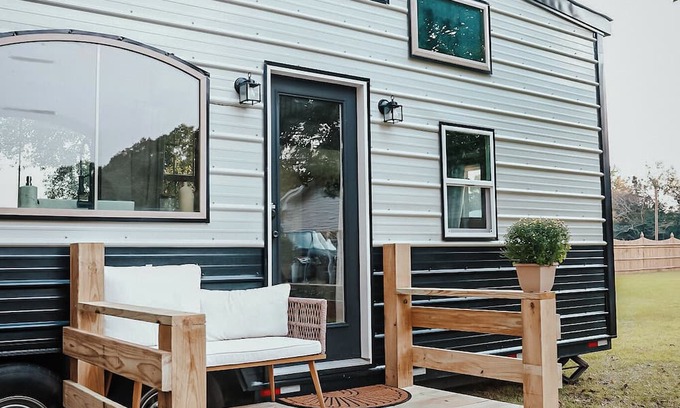Milton Cabaña | Charming Tiny Home in Pace Near Downtown and Pensacola Beach, 2 min from Walmart