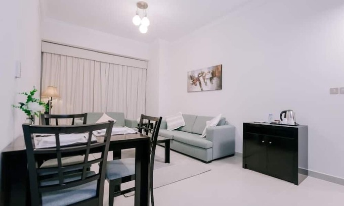 Al Wahdah Apartamento | One-Bedroom Apartment
