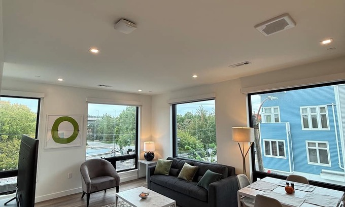 East Boston Apartamento | Luxury 1BR w/Rooftop 5 min to Logan Airport Free EV Garage Parking