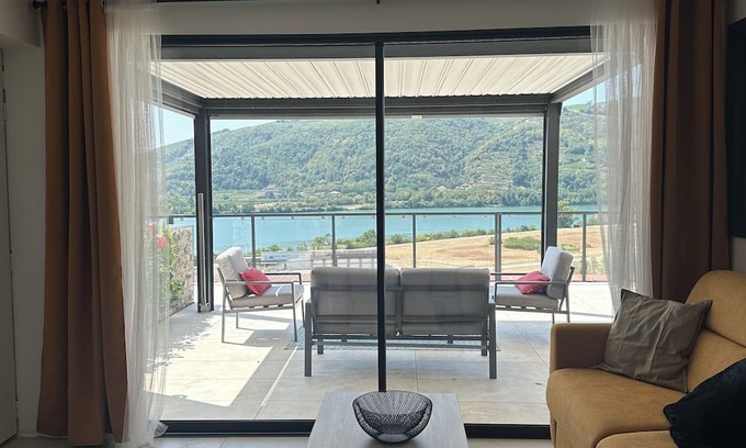 Saint-Vallier Apartamento | Apartment with breathtaking view of the Rhône, in a quiet location free parking