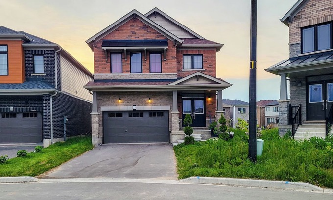 Caledonia Casa | Entire 4 bedroom Luxury house in Caledonia/Haldimand Very Close to Hamilton.