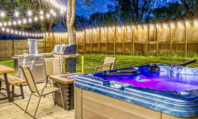 Miller Beach Cabaña | Incredible Cozy Cottage with Hot-tub in Gary, Indiana