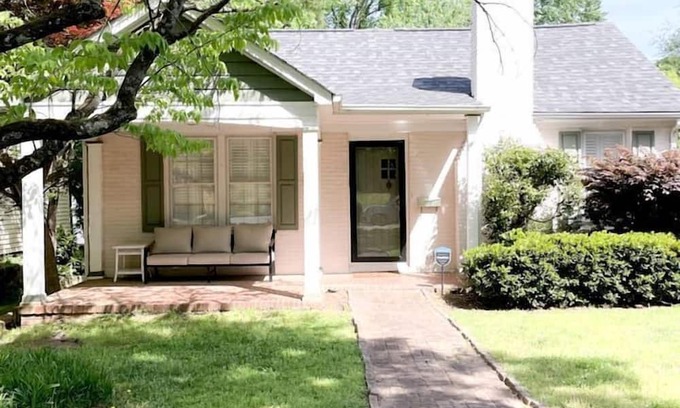 Plaza Midwood Cabaña | Amazing Cottage with Great Sights in Charlotte, North Carolina