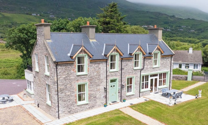Caherdaniel Casa | Impressive & expansive Georgian Manor House & Cottage w/hot tub & gym studio