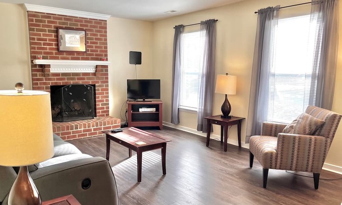 Richmond Casa | Perfect for Extended Stays! 1st Floor Bedroom, Fenced Area for Pets!