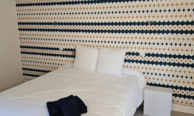 Salies-du-Salat Apartamento | Room 'Chambre 7' with Shared Terrace, Wi-Fi and Air Conditioning