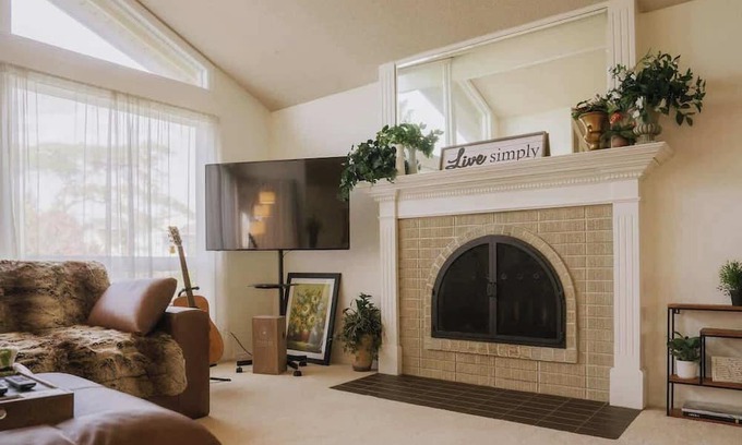 Renton Casa | Cedar Grove 3B2B Upper Unit/Yard & City Access