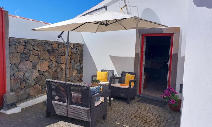 Altares Casa | Holiday Home 'Casa Das Cales' with Sea View, Wi-Fi and Air Conditioning