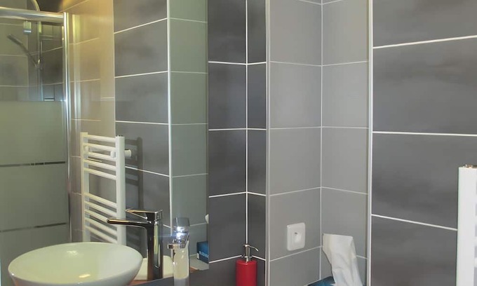 Saint-Julien-Labrousse Cama Y Desayuno | Guest Room 'Room 3 – Coquelicot' with Shared Pool, Communal Terrace and Wi-Fi