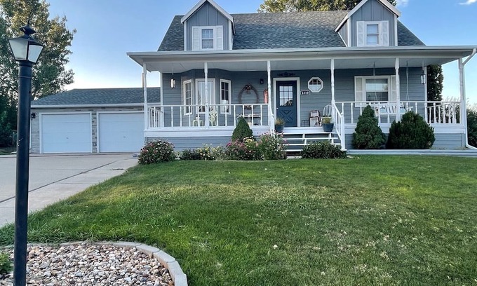 Blackhawk Casa | Charming 4-bedroom Cape Cod house 15 min from hospital and 20 min from EAFB