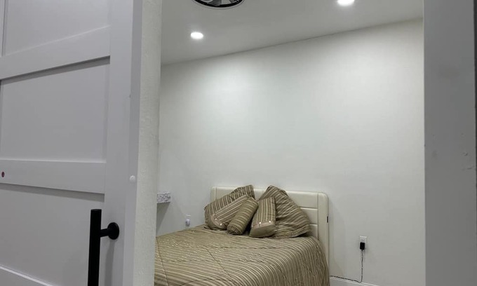 Fort Myers Apartamento | Bright & Charming Room with All Amenities In delightful Fort Myers