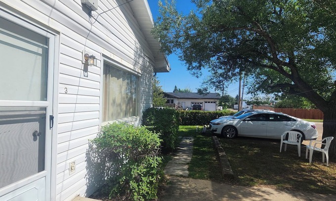 Hanna Apartamento | Town-in-Country Suite in Hanna