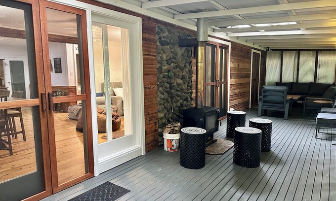 Lamington Cabaña | Creekside Rainforest Retreat, perfect for groups seeking a nature getaway.