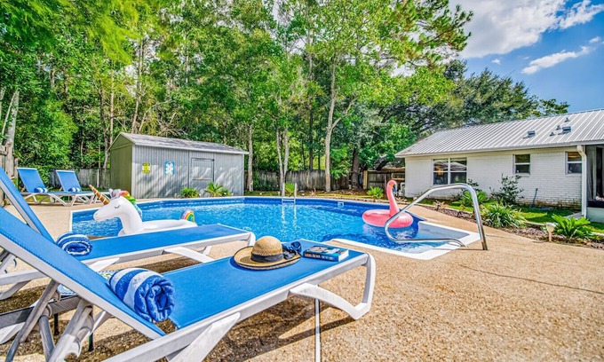 Myrtle Grove Casa | Charming Pensacola Home w/Pool & Lanai