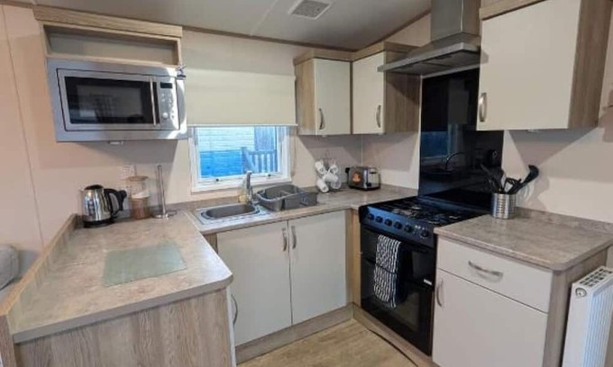 Hayling Island Hotel | Elegant Caravan Home – Hayling Island, Hampshire, UK