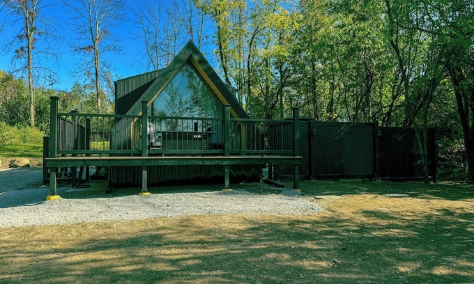 St. Albans Cabina | The Obsidian A Hideaway