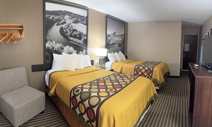 Lexington Hotel | Right off the Interstate, American style Restaurant/Bar Next door & Great Rates!