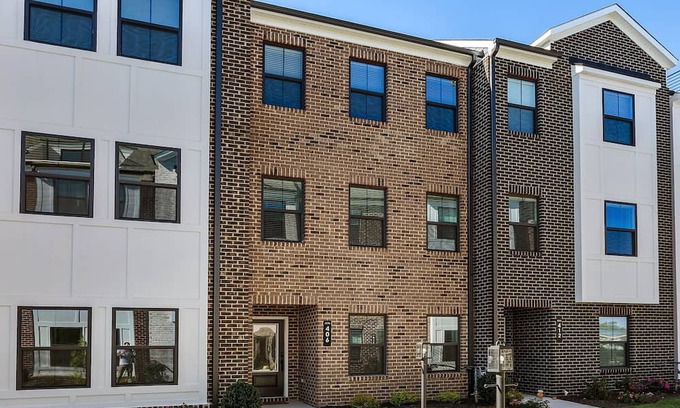 Midlothian Casa | 3BR Midterm Luxury in Walkable Neighborhood - Brand New Design