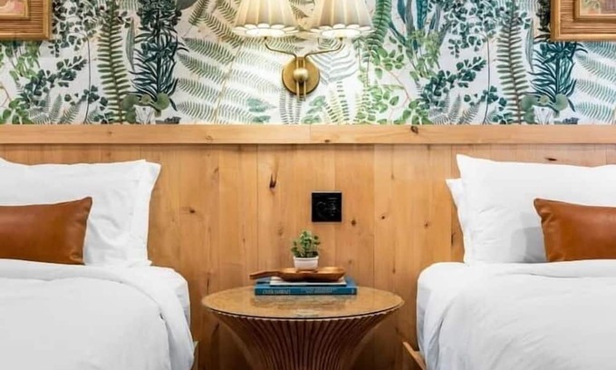 Jasper Hotel | The Aloha Room