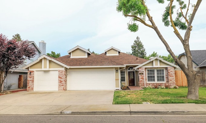 Turlock Casa | Spacious 4-Bedroom Retreat in a Quiet Neighborhood w/3-Car Garage
