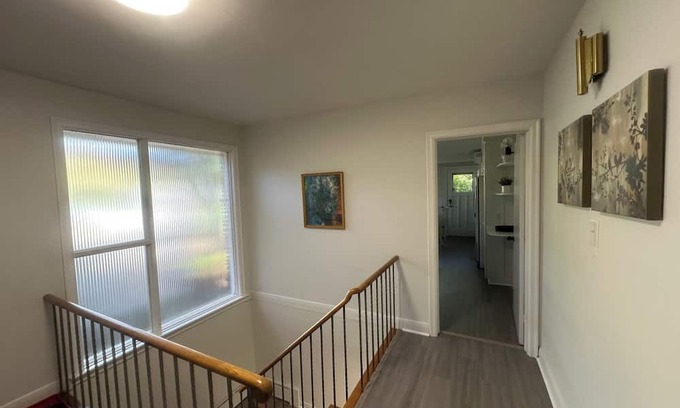 Bayview Village Casa | Cozy Queen RoomShared BathLeslie Subway North York