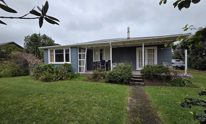 Opunake Casa | Our family bach at ōpunakē, pets and big whānau welcome