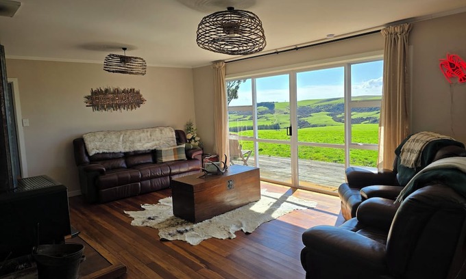 Tokanui Otro | Crayfish Creek Farmstay - Rustic meets Coastal Charm & Stunning panoramic views.