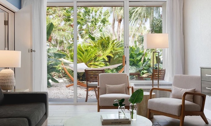 Pinellas Point Hotel | Perfect St. Pete's Stay - Exclusive Cabanas, Coastal Dining & Attractions Nearby