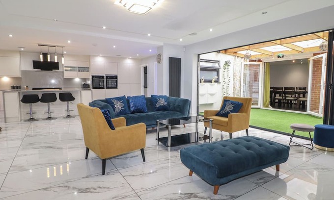 Rushmoor District Cabaña | FALCON BAL HOUSE, pet friendly, with a garden in Farnborough