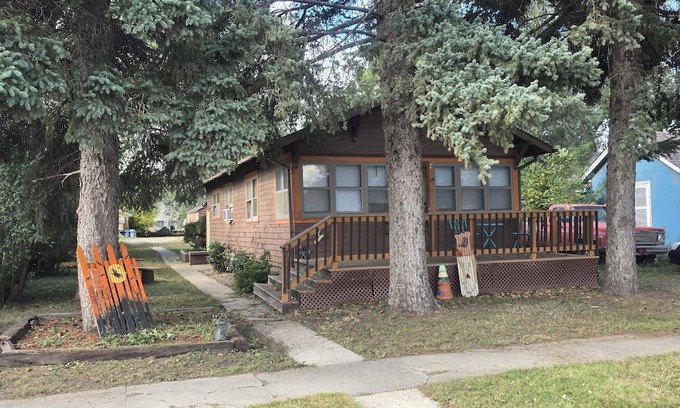 Redfield Casa | Shady Lane Cottage is a nice 2-bedroom house with AC in charming Redfield.