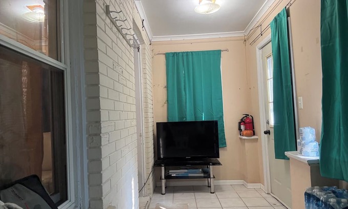 Hopelawn Casa | Charming 2-bedroom house with fitness room and AC in pleasant Edison