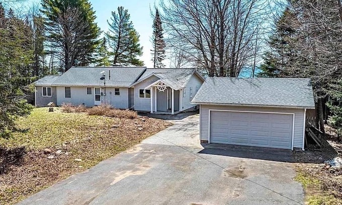 Mohawk Cabina | Superior Attitude- Pet-Friendly, 4BR Lake Superior Getaway