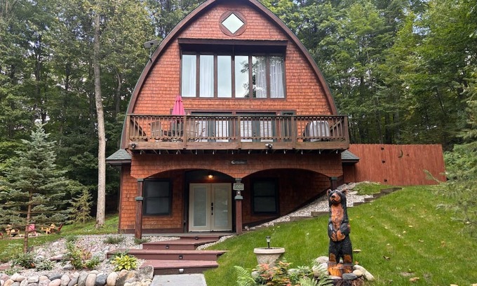 Bellaire Chalet De Esquí | Private Chalet minutes from golf, skiing, downtown Bellaire and much more!