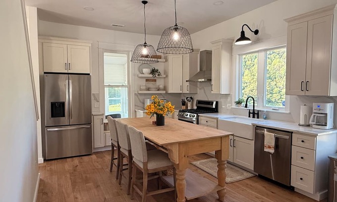 West Columbia Casa | Pickett’s Place-Modern Country Farmhouse with Rustic Charm, minutes from town.