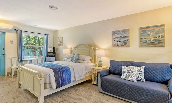 Sarasota Hotel | Siesta Key Palms Hotel - Courtyard Suite