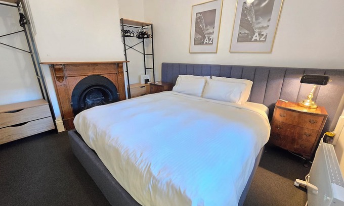 Preston Casa | Welcome to your Preston hideaway — modern, bright, and designed for both comfort and productivity. Whether you’re here for work, study, or a Melbourne getaway, this home has you covered with hotel-style touches, a fully equipped kitchen, and even a s