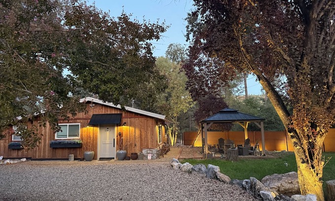 Douglas Flat Cabaña | A 2 Bedroom 1 Bath Country Style Cottage just down the road from Murphys.