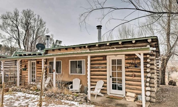 San Cristobal Casa | Studio-Style Log Cabin near Carson National Forest, New Mexico